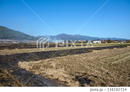 【春の風物詩】田んぼの畔焼き【伊那市西春近】 138192724