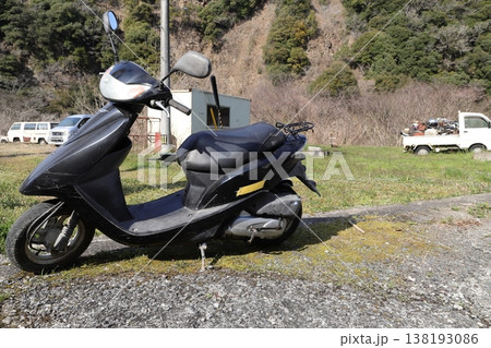 古い原動機付自転車 138193086