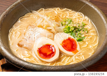 鶏白湯ラーメン 濃厚スープの人気麺料理 鶏白湯ラーメン 濃厚スープの人気麺料理 138193234