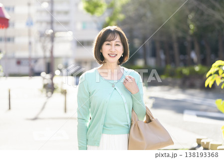 カメラ目線で笑顔の50代前半の女性 カメラ目線で笑顔の50代前半の女性 138193368