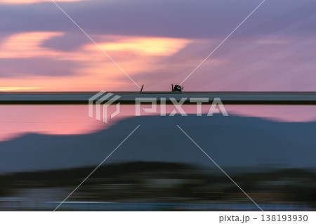 夕焼けをバックに気仙沼湾横断橋を走行する車両の流し撮り 夕焼けをバックに気仙沼湾横断橋を走行する車両の流し撮り 138193930