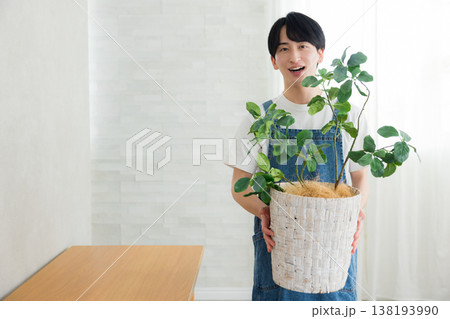 観葉植物を持つ男性 観葉植物を持つ男性 138193990
