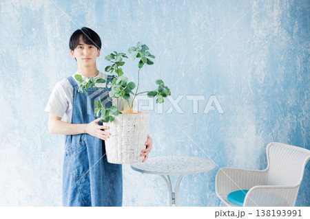 観葉植物を持つ男性 138193991