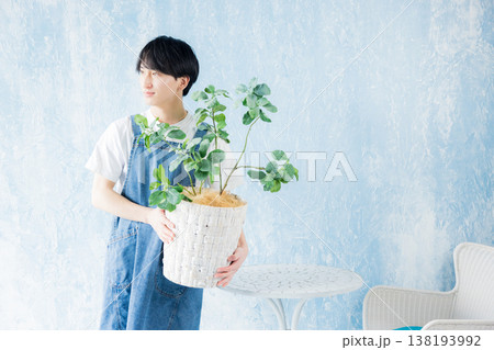 観葉植物を持つ男性 観葉植物を持つ男性 138193992