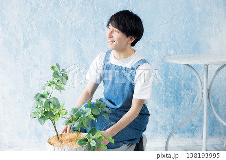 観葉植物を持つ男性 観葉植物を持つ男性 138193995