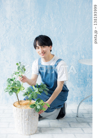 観葉植物を持つ男性 観葉植物を持つ男性 138193999