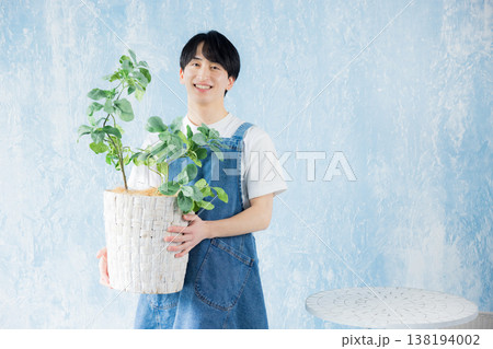 観葉植物を持つ男性 観葉植物を持つ男性 138194002