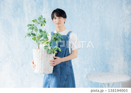 観葉植物を持つ男性 138194003
