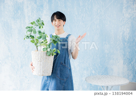 観葉植物を持つ男性 観葉植物を持つ男性 138194004