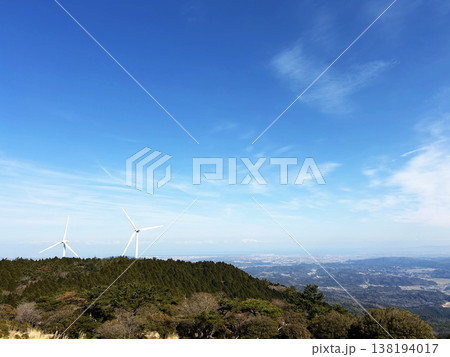 高台に並ぶ風力発電 138194017