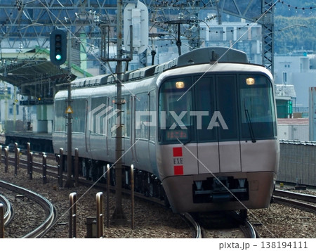 小田急30000形 EXE 狛江駅 小田急30000形 EXE 狛江駅 138194111