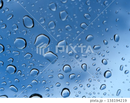 窓についた水滴 窓についた水滴 138194219