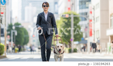 盲導犬と通勤する視覚障害者のビジネスシーン 盲導犬と通勤する視覚障害者のビジネスシーン 138194263