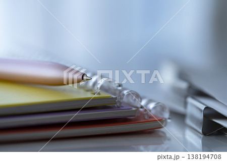 テーブルに置かれた書類と手帳 138194708