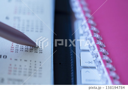 テーブルに置かれたカレンダーとキーボードと手帳 138194784