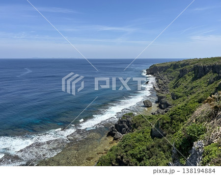 伊江島　離島　断崖絶壁　沖縄北部　海　青空　南国　田舎　岩礁　荒波　水平線　エメラルドグリーン 138194884