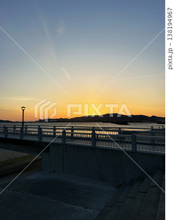 橋の上から見た夕焼け 橋の上から見た夕焼け 138194967