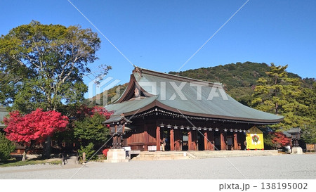青空下の橿原神宮外拝殿 138195002