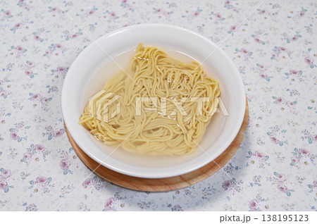 お湯に入れた中華麺 レンチン前 お湯に入れた中華麺 レンチン前 138195123