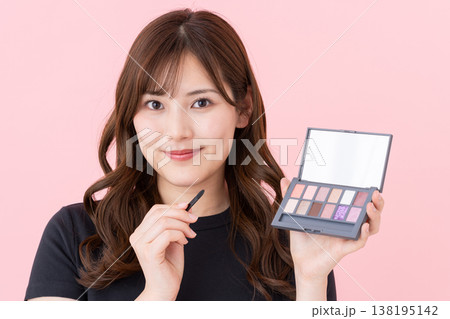 アイシャドウパレットを持つ若い女性 アイシャドウパレットを持つ若い女性 138195142