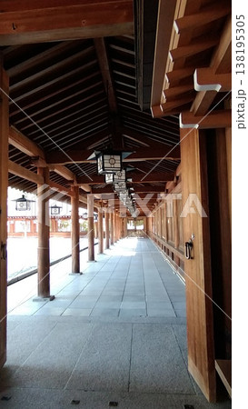 橿原神宮 回廊と吊り灯籠 橿原神宮 回廊と吊り灯籠 138195305