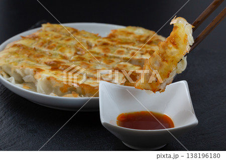 焼き餃子 138196180