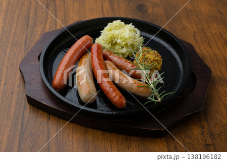 ソーセージ盛り合わせ 138196182