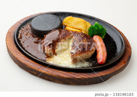 チーズインハンバーグ 138196183