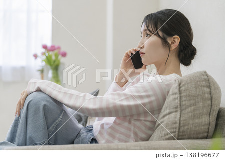 スマートフォンで通話する若い女性 スマートフォンで通話する若い女性 138196677