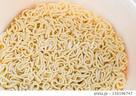 調理前のカップラーメン 調理前のカップラーメン 138196747