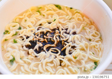マー油を加えたインスタントのとんこつラーメン マー油を加えたインスタントのとんこつラーメン 138196751