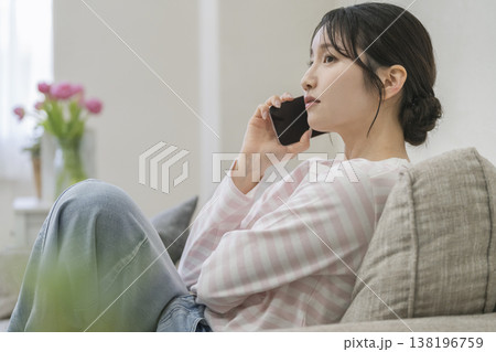 スマートフォンで通話する若い女性 スマートフォンで通話する若い女性 138196759