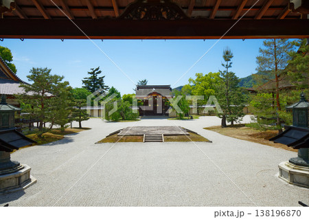 大覚寺　勅使門　若葉に新緑　青もみじ 138196870