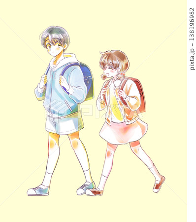 並んで歩く男女の児童 138196982