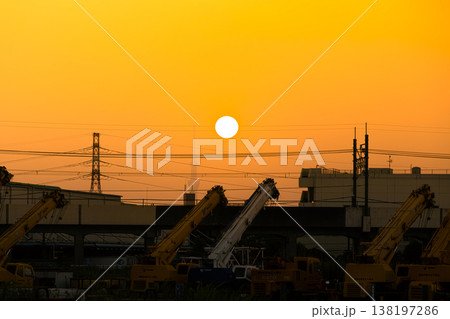 沈みゆく太陽 138197286