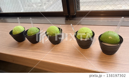 縁側に置かれた抹茶のアイス 縁側に置かれた抹茶のアイス 138197302