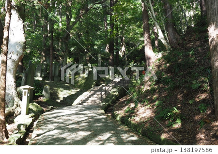 山寺　木漏れ日 138197586