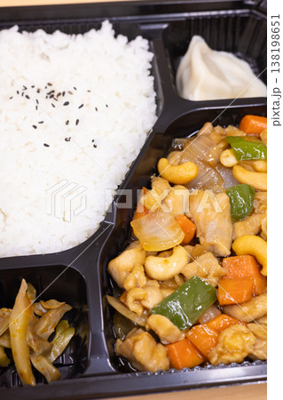 おいしい中華弁当、鶏肉カシューナッツ炒め弁当 138198651