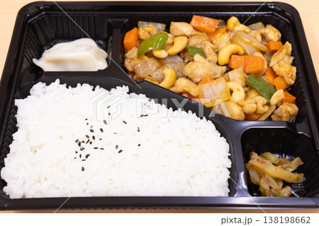おいしい中華弁当、鶏肉カシューナッツ炒め弁当 138198662