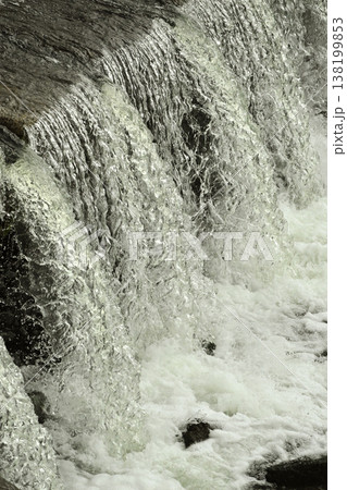 河川の氾濫・増水　溢水　越水　A river overflows 138199853