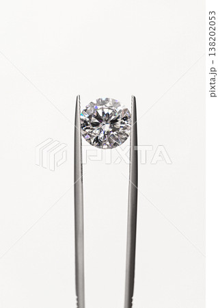 Precision tool holds flawless diamond 138202053