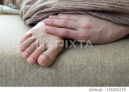 Dry cracked skin of woman feet in bed. Foot treatment. 138202219