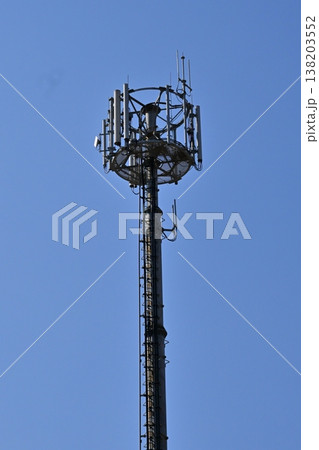 通信イメージ(電波塔:基地局) 通信イメージ(電波塔:基地局) 138203552