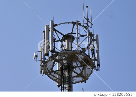 通信イメージ(電波塔:基地局) 通信イメージ(電波塔:基地局) 138203553