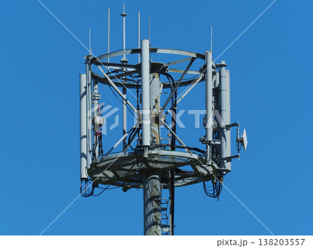 通信イメージ(電波塔:基地局) 通信イメージ(電波塔:基地局) 138203557