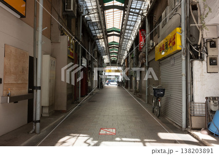 社会問題化しているシャッター商店街、過疎化し後継者不足で倒産した商店 社会問題化しているシャッター商店街、過疎化し後継者不足で倒産した商店 138203891