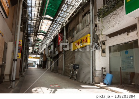 社会問題化しているシャッター商店街、過疎化し後継者不足で倒産した商店 社会問題化しているシャッター商店街、過疎化し後継者不足で倒産した商店 138203894
