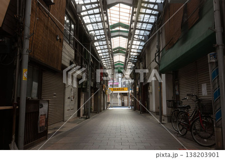 社会問題化しているシャッター商店街、過疎化し後継者不足で倒産した商店 社会問題化しているシャッター商店街、過疎化し後継者不足で倒産した商店 138203901