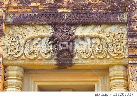 カンボジア・東メボンの浮彫彫刻されたリンテル 138205317