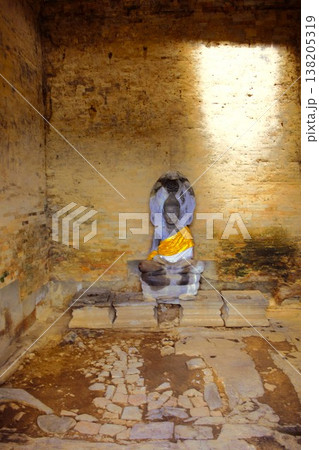 カンボジア・東メボン遺跡の塔内部に安置された石仏 カンボジア・東メボン遺跡の塔内部に安置された石仏 138205319